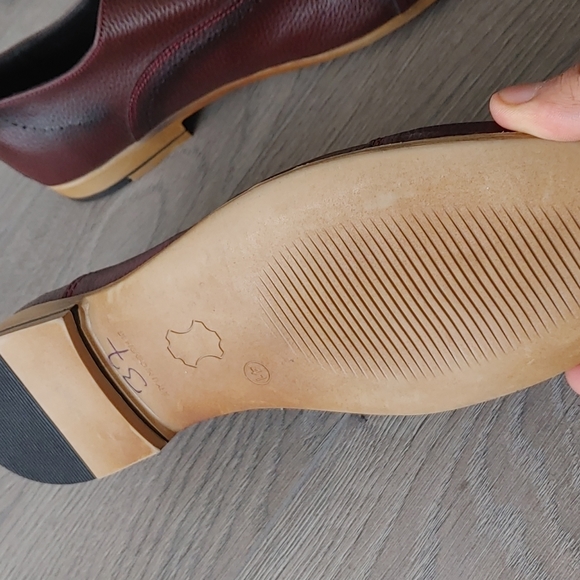 Burgundy shoes - Picture 2 of 4